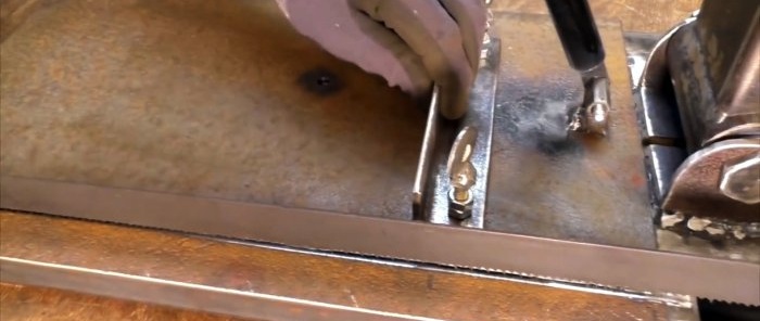 DIY electromechanical hacksaw batay sa hub ng kotse