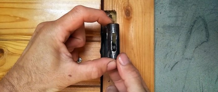 Как да модифицирате пантата на вратата и да я превърнете в гравитационно затварящо устройство
