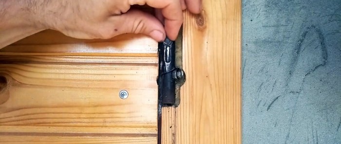 So modifizieren Sie ein Türscharnier und verwandeln es in einen Schwerkrafttürschließer