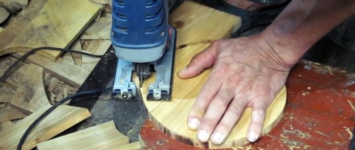 Wie man aus einem alten Baumstamm ein Fass macht