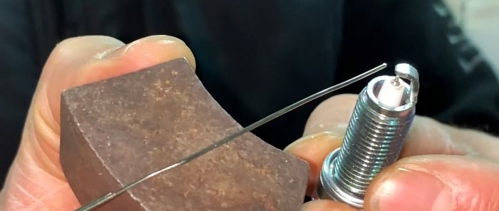 Sådan skelnes et originalt platin- eller iridium-tændrør fra en falsk ved hjælp af en magnet