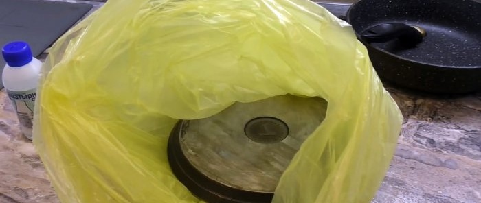 Hur man rengör gamla stekpannor från gamla kolavlagringar med hjälp av billiga produkter och gör dem non-stick