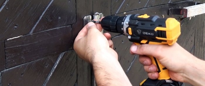Como fazer uma dobradiça de porta com fecho