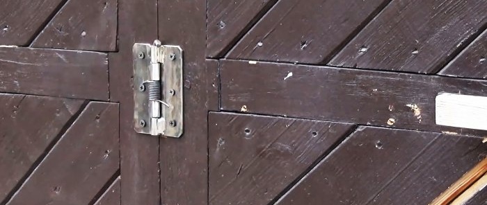 Hur man gör ett dörrgångjärn med en stängare