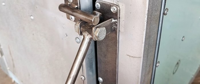 Sådan laver du en simpel selvlukkende lås til bryggersdøre eller porte