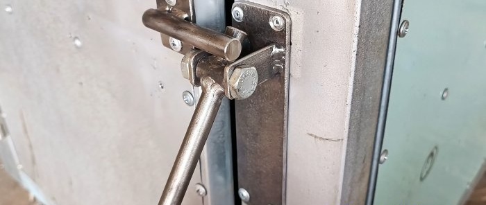 Paano gumawa ng isang simpleng self-closing latch para sa mga pintuan o gate ng utility room