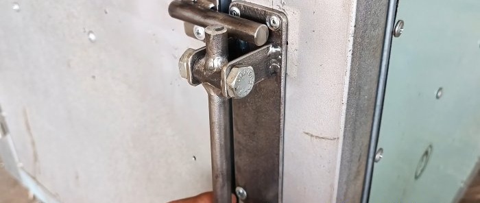 Како направити једноставну самозатварајућу браву за врата или капије помоћних просторија