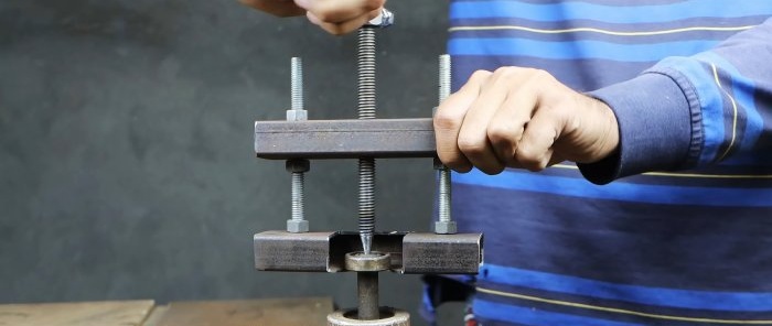 كيفية صنع مجتذب محمل من قطعة من الأنابيب الجانبية
