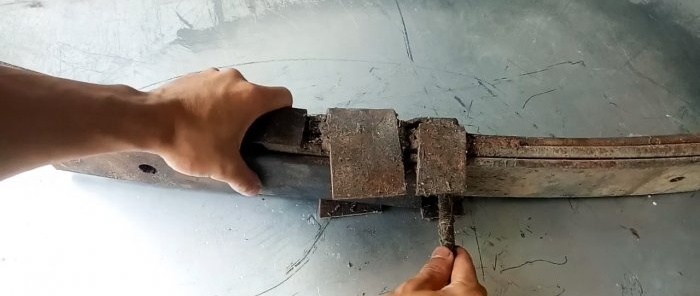 Wie man aus einer alten Autofeder eine robuste Blechschere herstellt