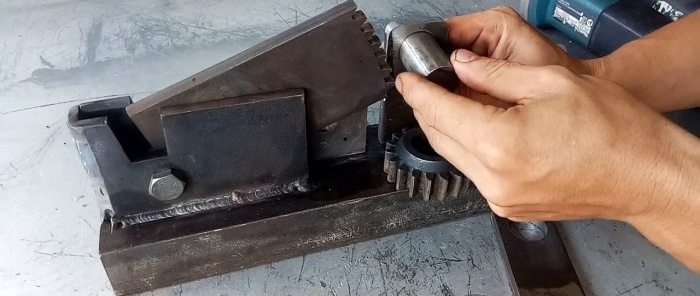 Kā izgatavot lieljaudas skārda grieznes no vecas automašīnas atsperes
