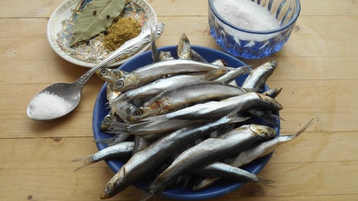 Come marinare deliziosamente il pesce Hamsa salato e speziato