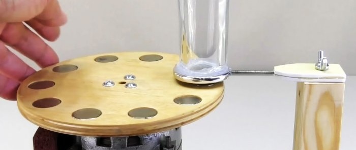 Kā uzvārīt ūdeni, izmantojot magnētus