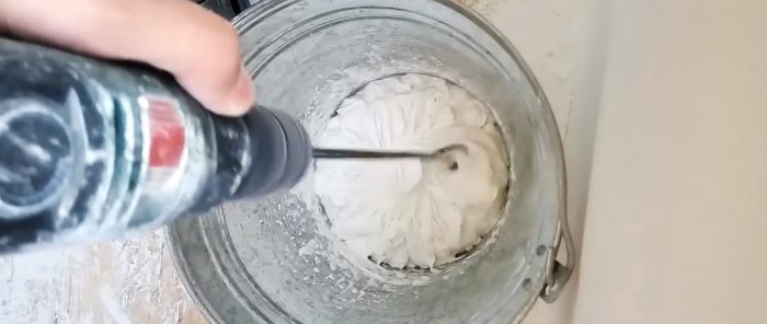Как да смесите гипсова шпакловка без бучки