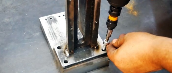 Perforadora portàtil de bricolatge amb sola electromagnètica d'un trepant manual