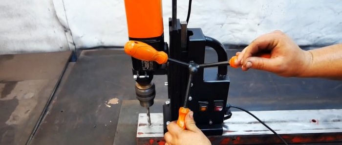 Perforadora portàtil de bricolatge amb sola electromagnètica d'un trepant manual