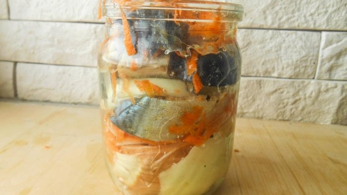 Mackerel in a jar with vegetables in the microwave in just 15 minutes