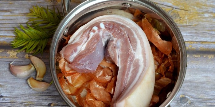 In Zwiebelschalen gekochter Schweinebauch