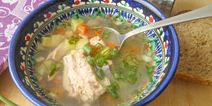 Sopa de salmão rosa - uma sopa muito rápida e fácil