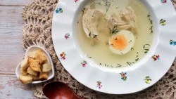 Brodo di pollo anti-Covid con zenzero e aglio