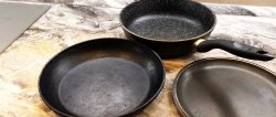 Sådan renser du gamle stegepander fra gamle kulstofaflejringer ved hjælp af billige produkter og gør dem non-stick