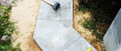 Hogyan készítsünk ideális kerti utat lépcsők és hézagok nélkül 500x500 mm-es járdalapokból
