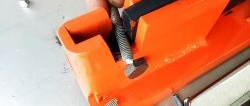 Cum să faci tăieturi de tablă rezistente dintr-un arc de mașină veche