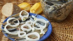 Как да солите вкусно риба: Пикантна осолена хамсия