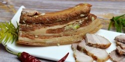 Panceta de cerdo hervida con piel de cebolla: aspecto apetitoso y sabor delicado