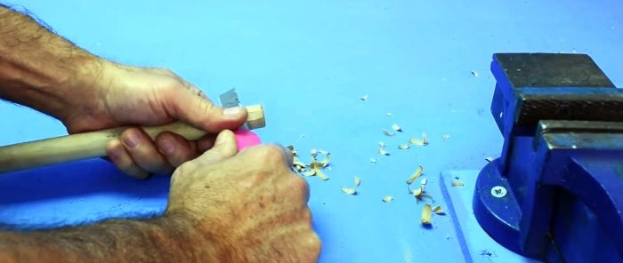 2 opciones sobre cómo reparar el soporte de plástico en el mango de una escoba o un cepillo de trapeador