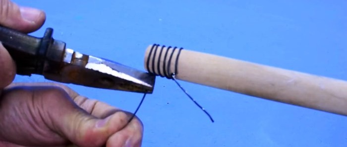 2 opțiuni pentru cum să reparați suportul de plastic de pe mânerul unei perii de mătură sau mop