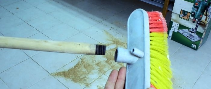 2 muligheder for hvordan man reparerer plastikbeslaget på håndtaget på en kost eller moppebørste