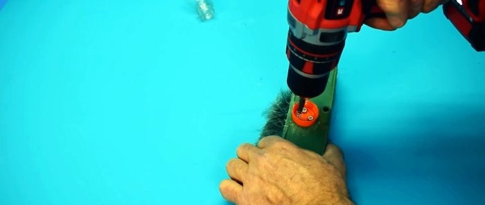 2 opcions sobre com reparar el suport de plàstic al mànec d'una escombra o un raspall de fregona