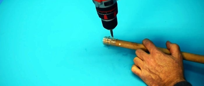 2 opcions sobre com reparar el suport de plàstic al mànec d'una escombra o un raspall de fregona