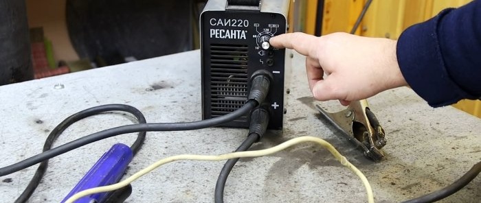 3 modi per saldare i metalli con una bacchetta di grafite da una batteria AA