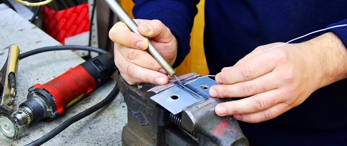 3 modi per saldare i metalli con una bacchetta di grafite da una batteria AA