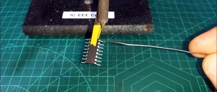 Detector de cableado oculto elemental en un microcircuito.
