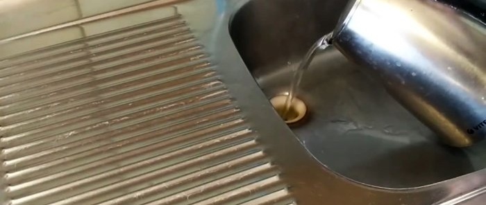 Cum și cu ce să curățați rapid petele de pe vasele din oțel inoxidabil