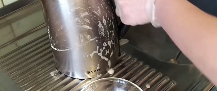 Hoe en waarmee vlekken van roestvrijstalen serviesgoed snel verwijderen