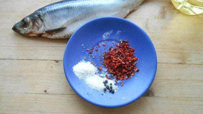 Haring op een uiterst smakelijke manier zouten: 3 droge zoutmethodes