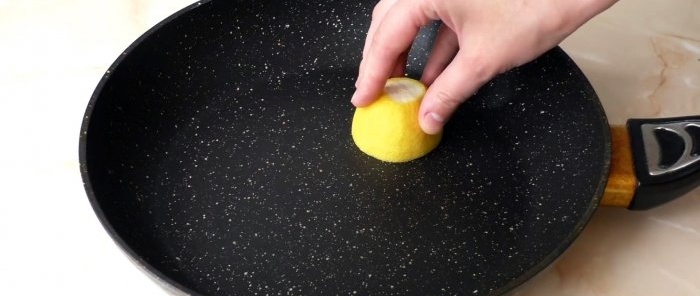 Kā notīrīt nepiedegošos virtuves traukus no oglekļa nogulsnēm ar to, kas jums jau ir virtuvē