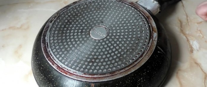 How to clean non-stick cookware from carbon deposits with what you already have in the kitchen