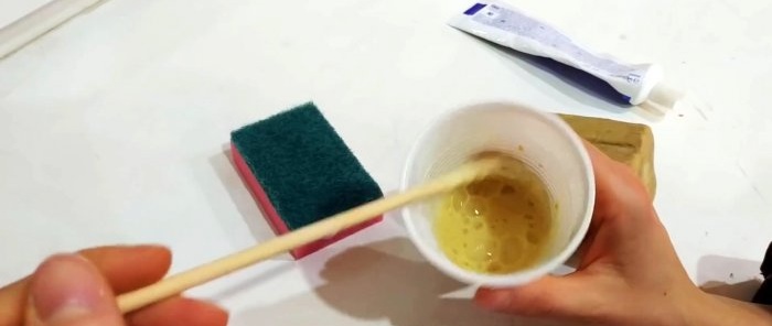 Cum să spălați un pervaz din plastic de petele galbene de lipici și alți contaminanți