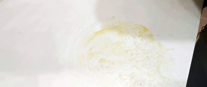 Cum să spălați un pervaz din plastic de petele galbene de lipici și alți contaminanți