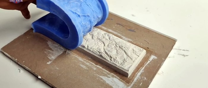 איך להכין תבנית משלך ליציקת אריחי קיר מגבס