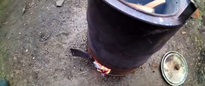 Hvordan lage en røykfri komfyr for å brenne hageavfall