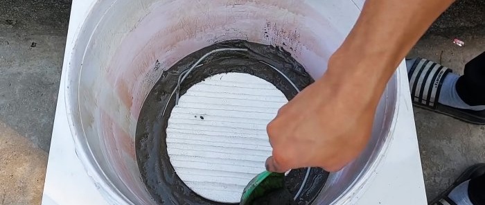 Ako vyrobiť bezdymové kachle pomocou cementu a niekoľkých plastových vedier