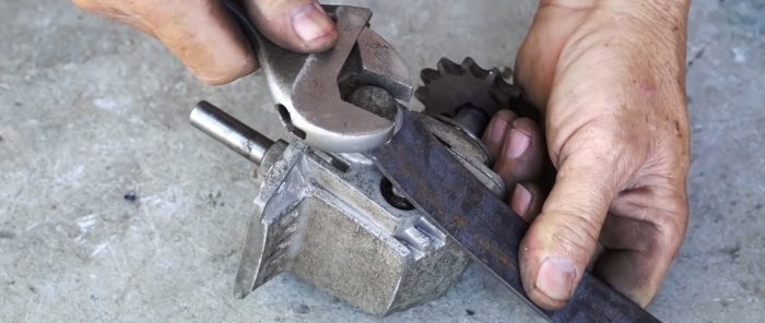 Como fazer um macaco com a caixa de engrenagens e rodas dentadas de um moedor de corrente de motocicleta