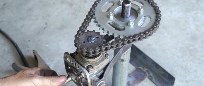 Como fazer um macaco com a caixa de engrenagens e rodas dentadas de um moedor de corrente de motocicleta