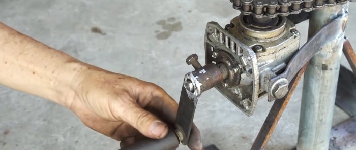 Hoe je een krik maakt van de versnellingsbak en tandwielen van een motorkettingslijpmachine