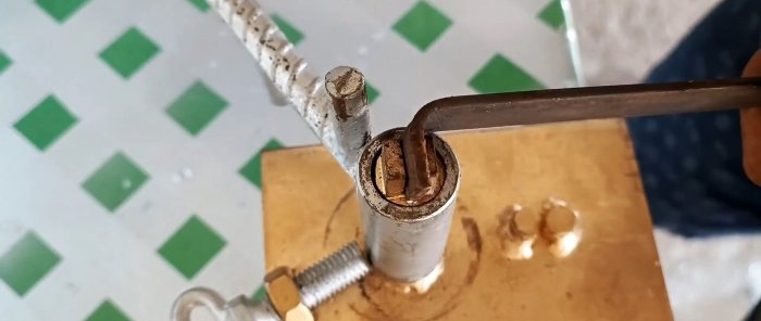 Wie man einen Türgriff mit Zugriegel herstellt